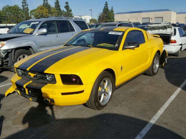 1ZVFT80N065106579 - 2006 FORD MUSTANG YELLOW photo 2