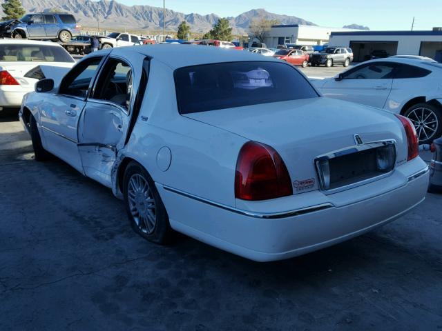 2LNHM82V28X639567 - 2008 LINCOLN TOWN CAR S WHITE photo 3