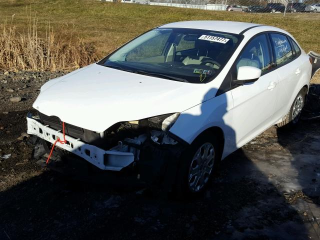 1FAHP3F28CL125183 - 2012 FORD FOCUS SE WHITE photo 2