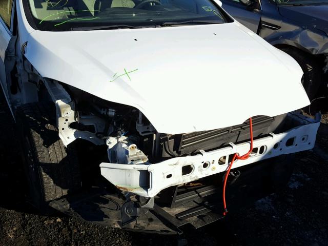 1FAHP3F28CL125183 - 2012 FORD FOCUS SE WHITE photo 9