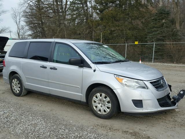 2V4RW4DGXBR738892 - 2011 VOLKSWAGEN ROUTAN S SILVER photo 1