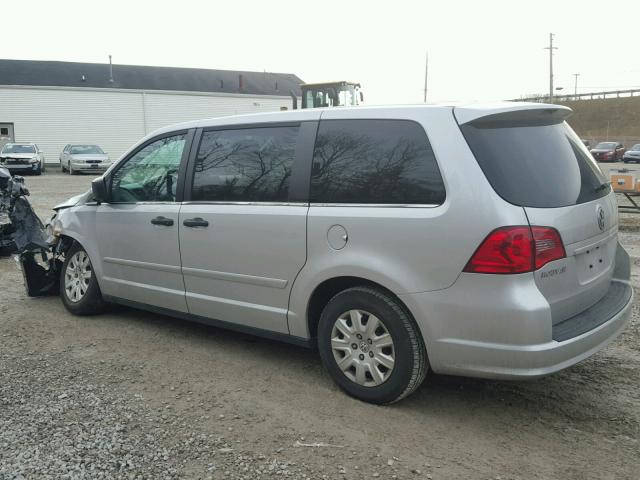 2V4RW4DGXBR738892 - 2011 VOLKSWAGEN ROUTAN S SILVER photo 3