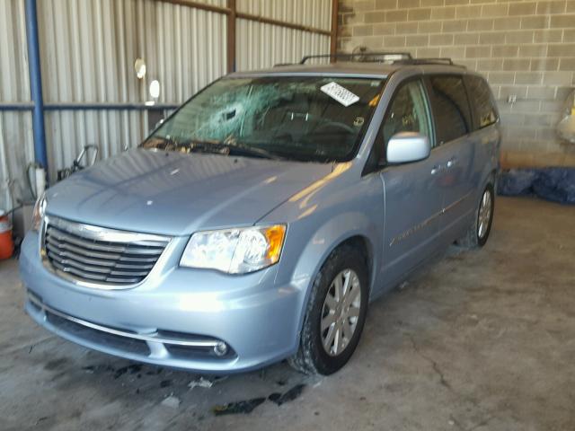 2C4RC1BG1DR722202 - 2013 CHRYSLER TOWN & COU BLUE photo 2