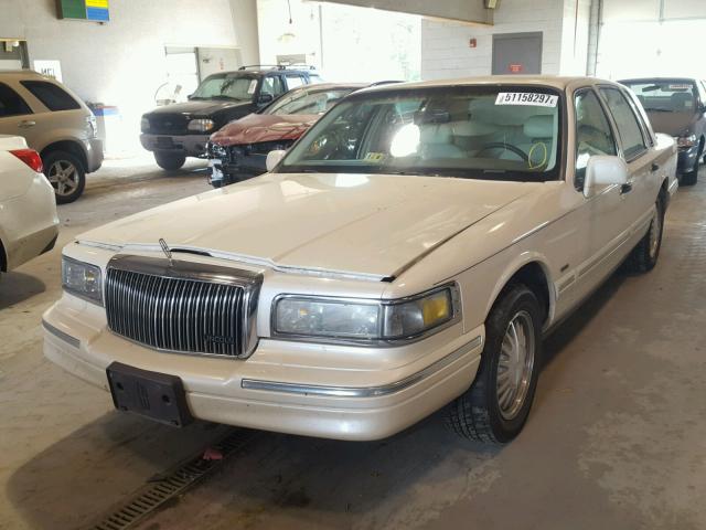 1LNLM83W8VY679536 - 1997 LINCOLN TOWN CAR C WHITE photo 2