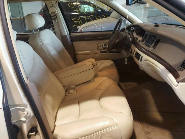 1LNLM83W8VY679536 - 1997 LINCOLN TOWN CAR C WHITE photo 5