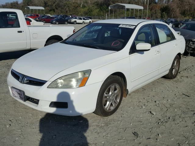 1HGCM56327A148964 - 2007 HONDA ACCORD SE WHITE photo 2