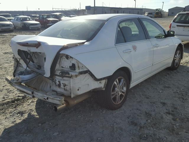 1HGCM56327A148964 - 2007 HONDA ACCORD SE WHITE photo 4