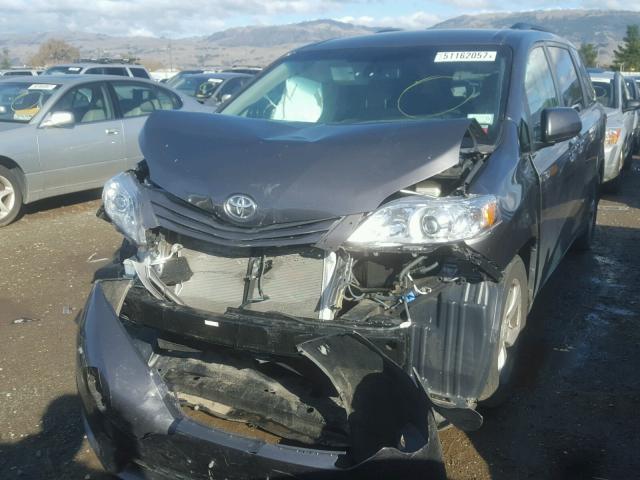 5TDKK3DC5FS556917 - 2015 TOYOTA SIENNA LE GRAY photo 2