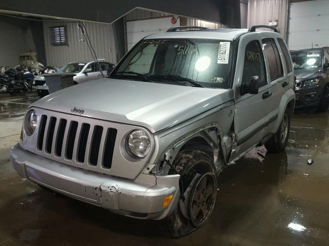 1J4GL38K35W641770 - 2005 JEEP LIBERTY RE SILVER photo 2