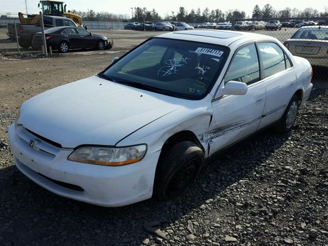 1HGCG5547WA111165 - 1998 HONDA ACCORD LX WHITE photo 2