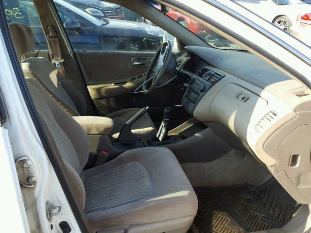 1HGCG5547WA111165 - 1998 HONDA ACCORD LX WHITE photo 5