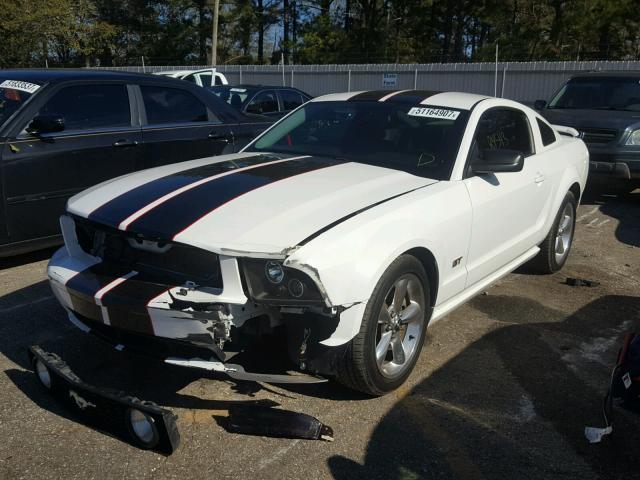 1ZVHT82H285147878 - 2008 FORD MUSTANG GT WHITE photo 2