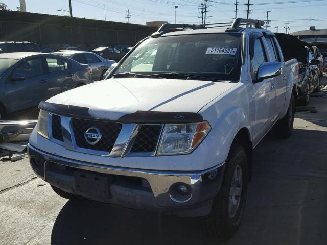 1N6AD07U25C448003 - 2005 NISSAN FRONTIER C WHITE photo 2