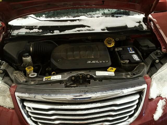 2C4RC1BGXDR759152 - 2013 CHRYSLER TOWN & COU RED photo 7