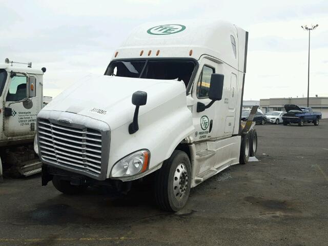 3AKJGLD50FSGE4589 - 2015 FREIGHTLINER CASCADIA 1 WHITE photo 2