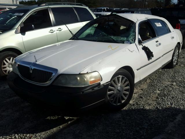 1LNHM81W03Y694537 - 2003 LINCOLN TOWN CAR E WHITE photo 9