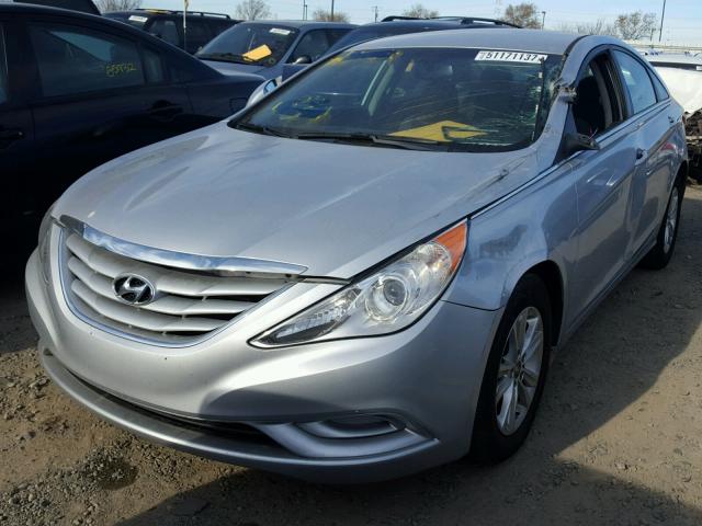 5NPEB4AC2DH626707 - 2013 HYUNDAI SONATA GLS SILVER photo 2