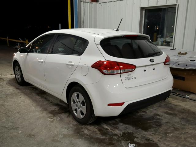 KNAFK5A88H5727355 - 2017 KIA FORTE LX WHITE photo 3