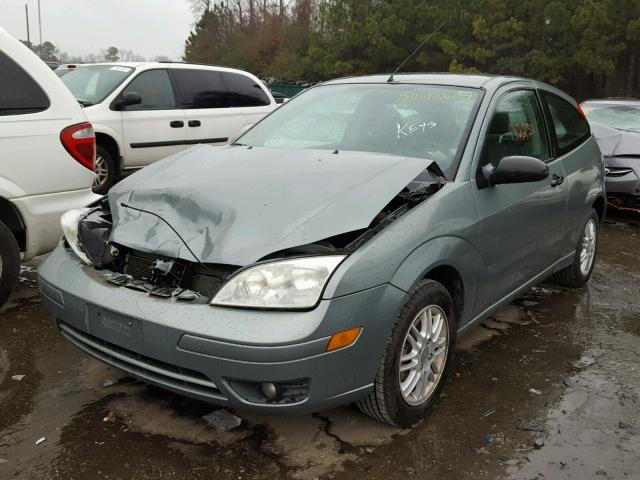 3FAFP31N45R137635 - 2005 FORD FOCUS ZX3 GREEN photo 2