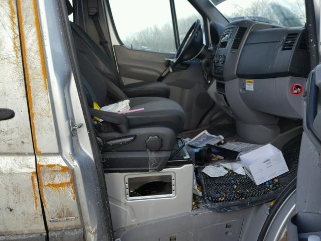 WDZPE8CC0A5491646 - 2010 MERCEDES-BENZ SPRINTER 2 SILVER photo 5