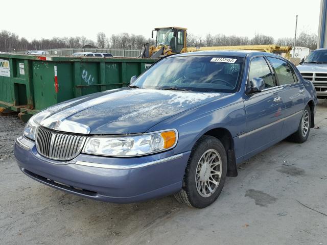 1LNHM82W4YY799975 - 2000 LINCOLN TOWN CAR S BLUE photo 2