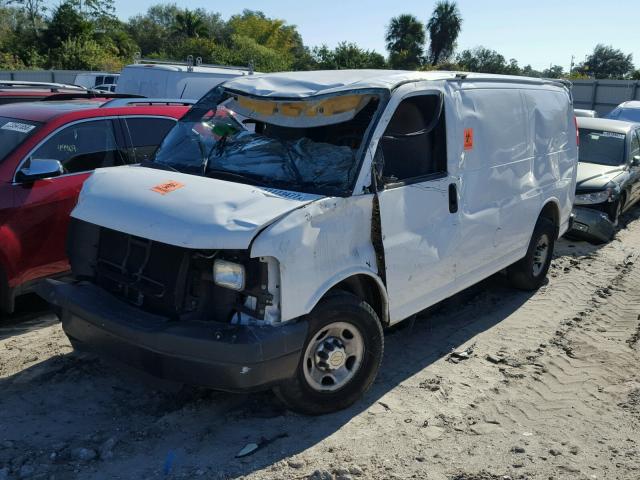 1GCWGFCG4C1144716 - 2012 CHEVROLET EXPRESS G2 WHITE photo 2