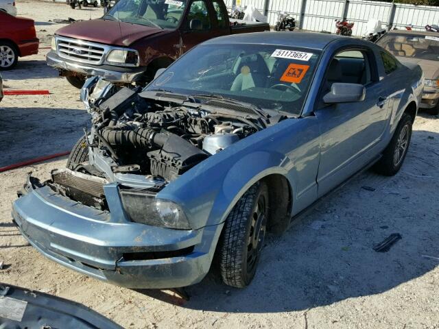 1ZVFT80N955247374 - 2005 FORD MUSTANG BLUE photo 2