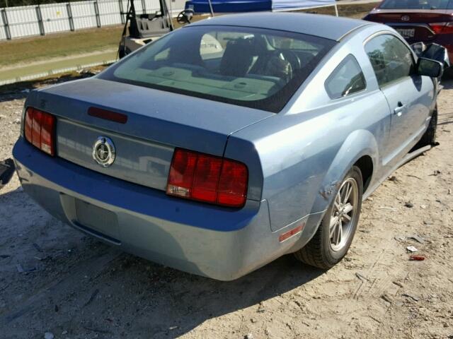 1ZVFT80N955247374 - 2005 FORD MUSTANG BLUE photo 4