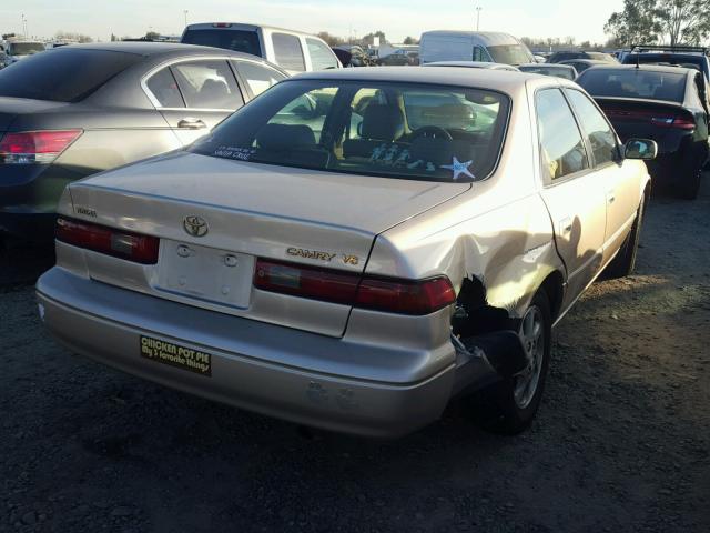 JT2BF28K7W0108383 - 1998 TOYOTA CAMRY LE GOLD photo 4