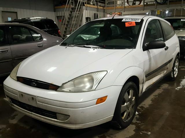 3FAFP31301R232640 - 2001 FORD FOCUS ZX3 WHITE photo 2