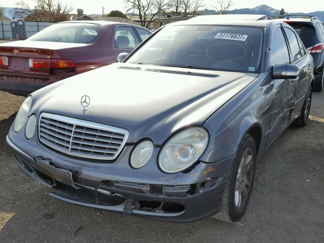 WDBUF65J05A714912 - 2005 MERCEDES-BENZ E 320 CHARCOAL photo 2