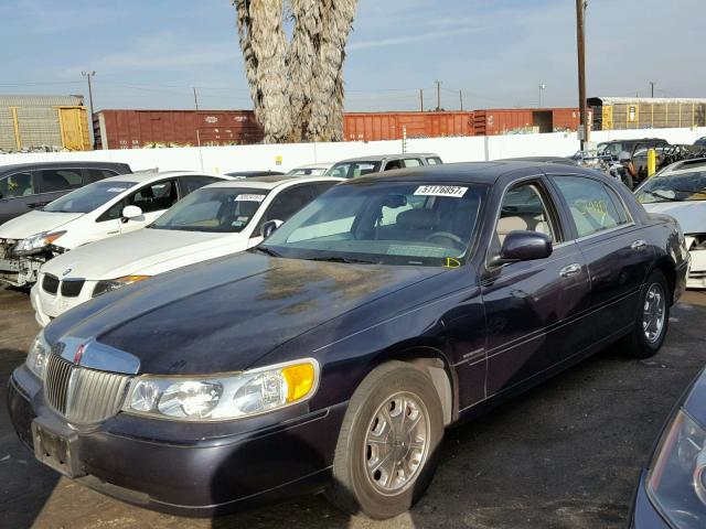 1LNHM82W0XY626307 - 1999 LINCOLN TOWN CAR S BLUE photo 2