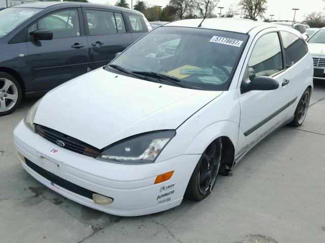 3FAFP31341R176024 - 2001 FORD FOCUS ZX3 WHITE photo 2