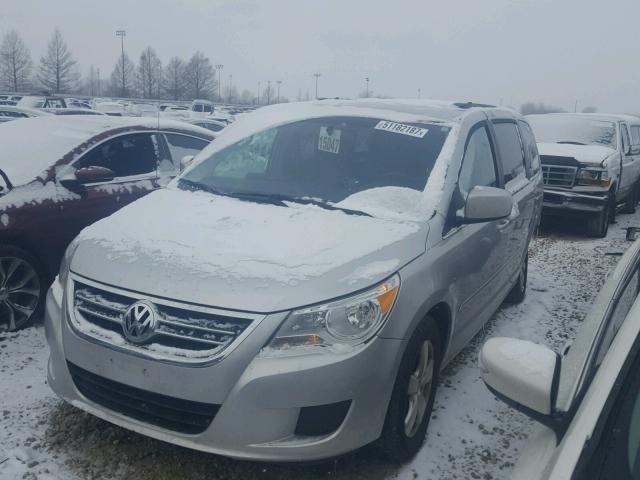 2V4RW3DG8BR622312 - 2011 VOLKSWAGEN ROUTAN SE SILVER photo 2