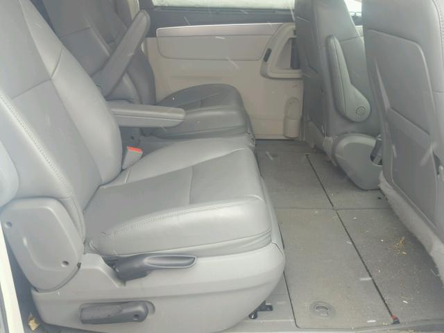 2V4RW3DG8BR622312 - 2011 VOLKSWAGEN ROUTAN SE SILVER photo 6