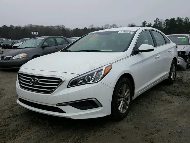 5NPE24AF1HH509068 - 2017 HYUNDAI SONATA SE WHITE photo 2