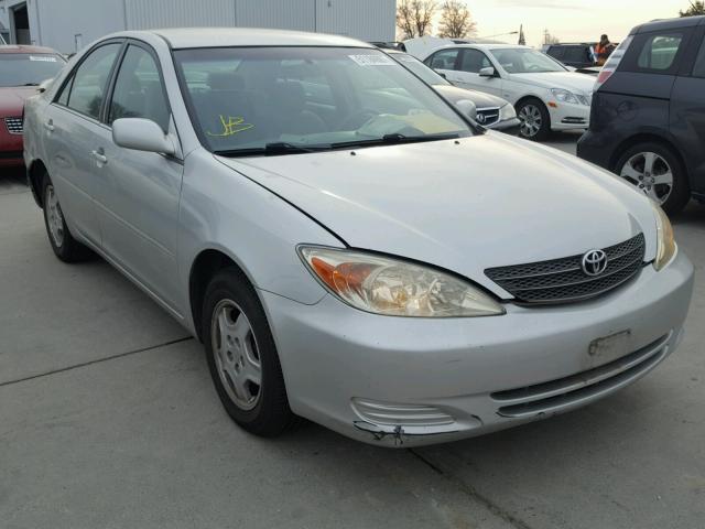 4T1BF30K52U020021 - 2002 TOYOTA CAMRY LE Silber Foto 1