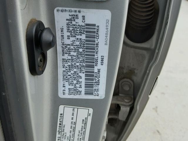 4T1BF30K52U020021 - 2002 TOYOTA CAMRY LE Silber Foto 10