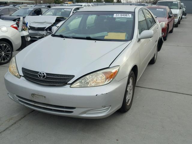 4T1BF30K52U020021 - 2002 TOYOTA CAMRY LE Silber Foto 2