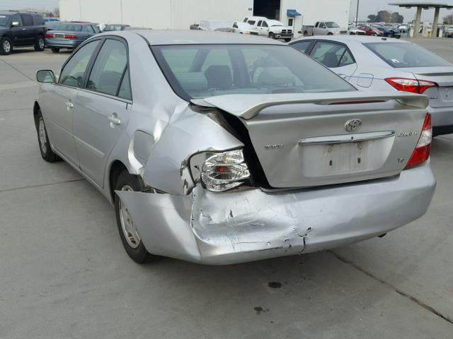 4T1BF30K52U020021 - 2002 TOYOTA CAMRY LE Silber Foto 3