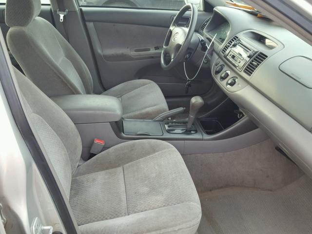 4T1BF30K52U020021 - 2002 TOYOTA CAMRY LE Silber Foto 5