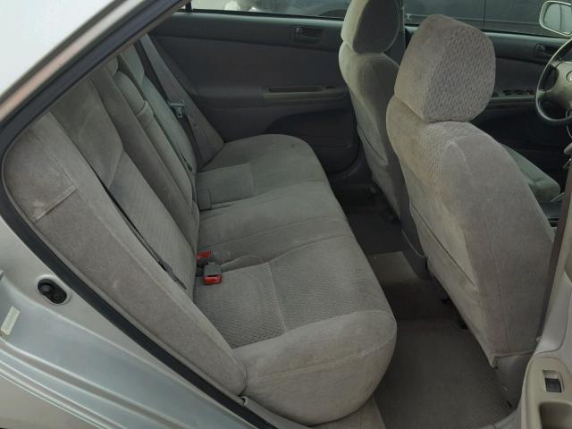 4T1BF30K52U020021 - 2002 TOYOTA CAMRY LE Silber Foto 6