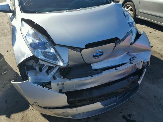 1N4AZ0CP2FC307590 - 2015 NISSAN LEAF S SILVER photo 9