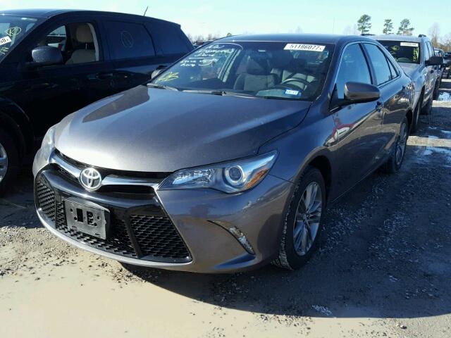 4T1BF1FK4HU330956 - 2017 TOYOTA CAMRY LE GRAY photo 2