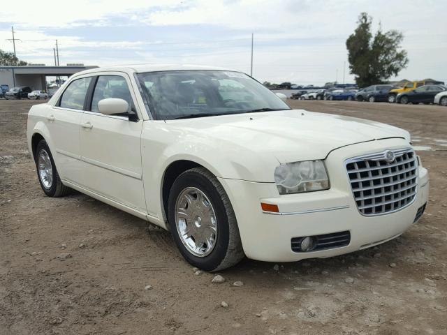 2C3JA53G85H538377 - 2005 CHRYSLER 300 TOURIN WHITE photo 1