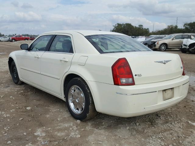 2C3JA53G85H538377 - 2005 CHRYSLER 300 TOURIN WHITE photo 3