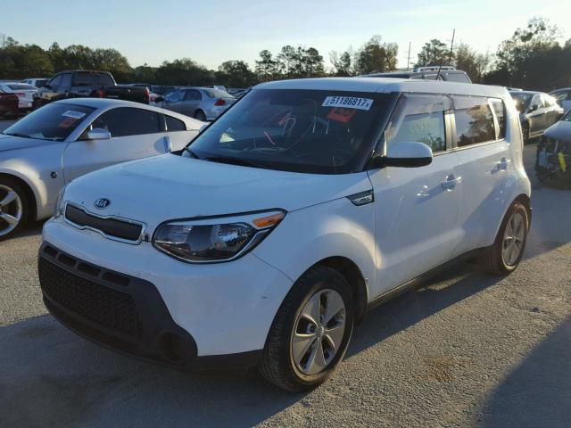 KNDJN2A27F7130956 - 2015 KIA SOUL WHITE photo 2