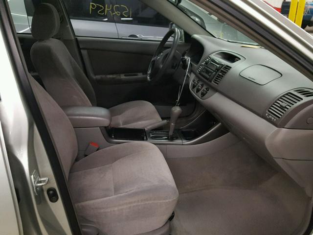 JTDBE32K420007630 - 2002 TOYOTA CAMRY LE SILVER photo 5