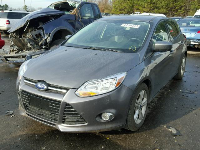 1FAHP3K27CL352192 - 2012 FORD FOCUS SE GRAY photo 2