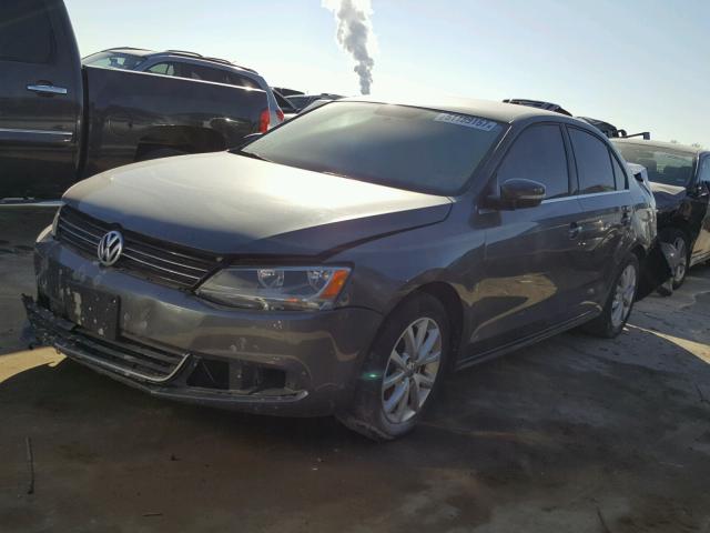 3VWD07AJ1EM269174 - 2014 VOLKSWAGEN JETTA SE GRAY photo 2